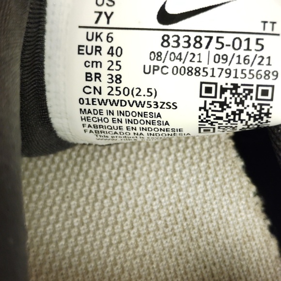 Nike Kids Black and White Athletic Shoes - Picture 8 of 9